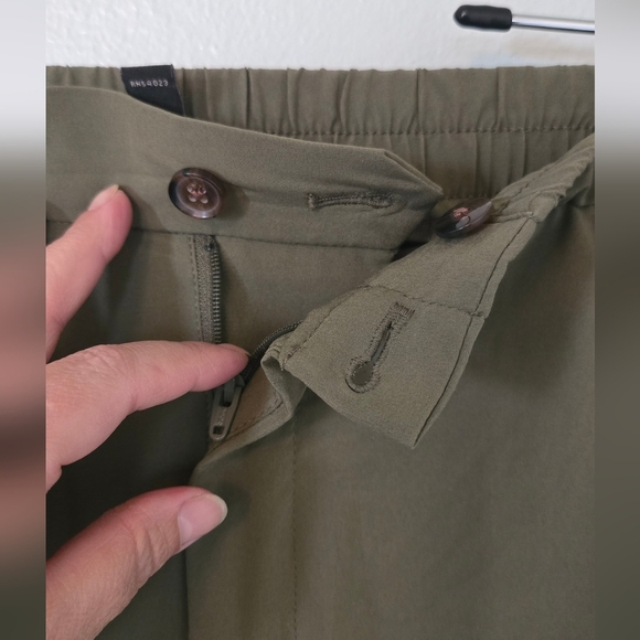 Banana Republic Women's Vegan Green Airstretch Tapered Pants Size Large - Picture 4 of 6